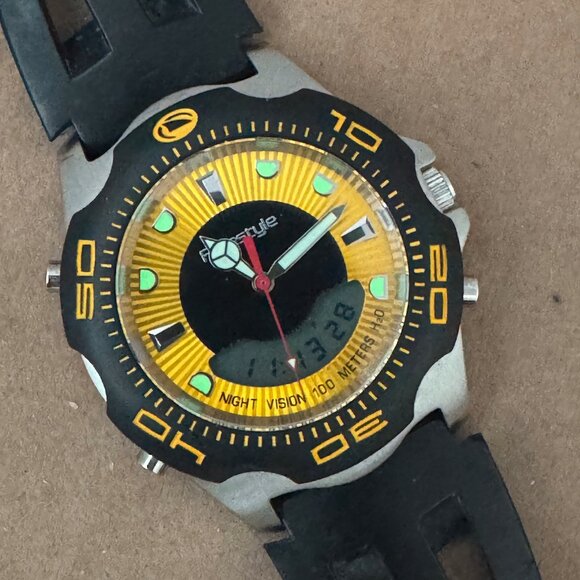 1990's Freestyle Shark 609 Performance Watch with Digital Timing - Picture 4 of 15